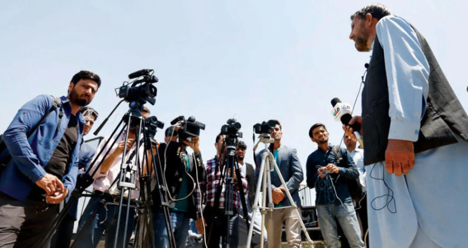 والد الصحافيّة مينا مانغال المستشارة في البرلمان الأفغاني يتحدث إلى ممثلي وسائل الإعلام  عقب مقتلها بالرّصاص ودفنها في كابل أمس (إ.ب.أ)