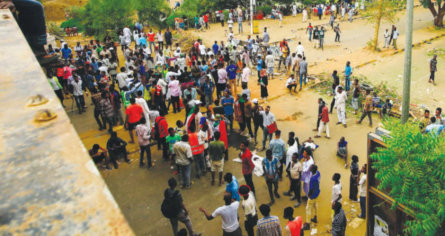 محتجون يسدون شارع النيل المؤدي إلى القصر الرئاسي بالخرطوم أمس (أ.ف.ب)