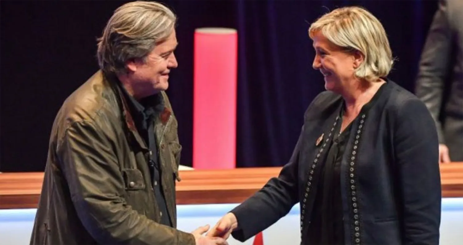 زعيمة حزب «التجمع الوطني» مارين لوبن (الجبهة الوطنية سابقاً - يمين متطرف) وستيف بانون