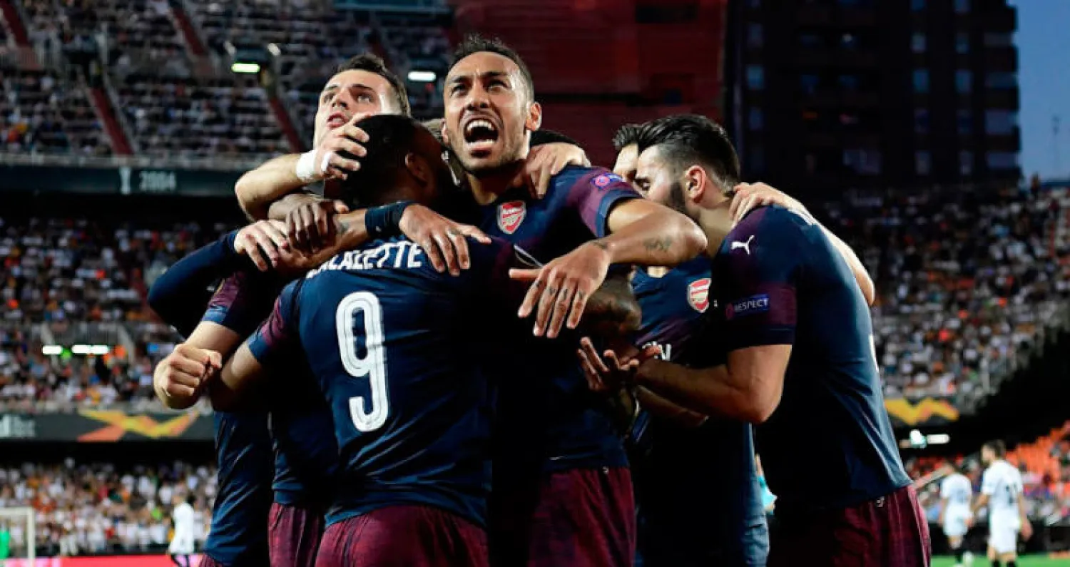 لاعبو آرسنال يحتفلون بتأهلهم لنهائي الدوري الأوروبي حيث تبقى خطوة للتتويج (أ.ف.ب)