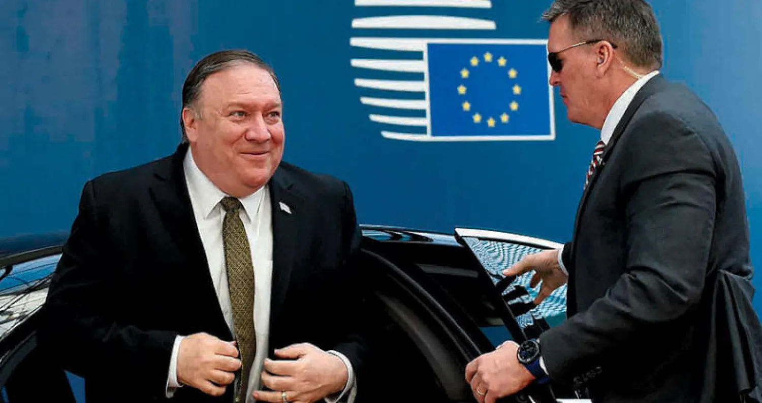 مايك بومبيو لدى وصوله إلى مقر الاتحاد الأوروبي في بروكسل أمس (أ.ف.ب)