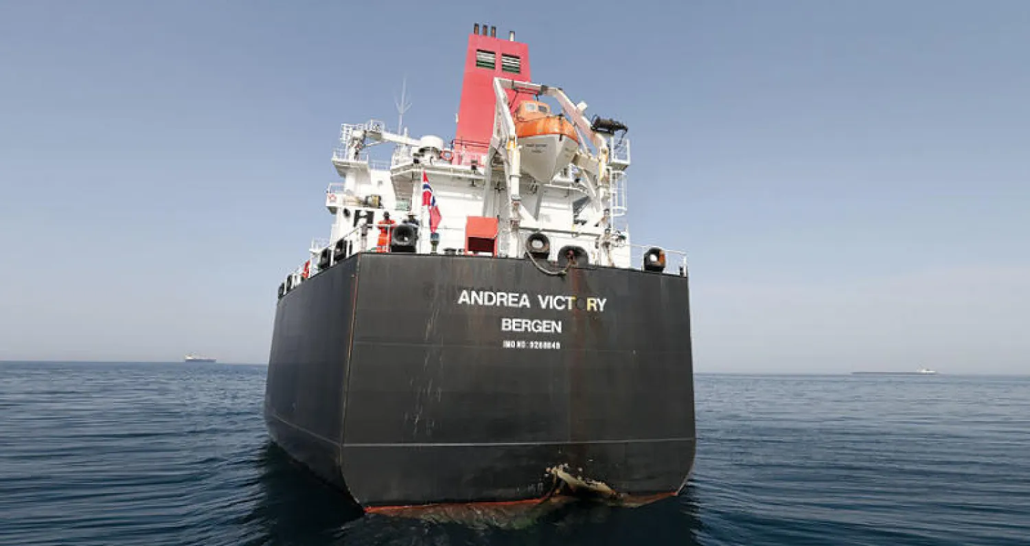 الناقلة النرويجية وتبدو اثار عملية التخريب التي تعرضت لها أثناء الهجوم أول من أمس (إ.ب.أ)