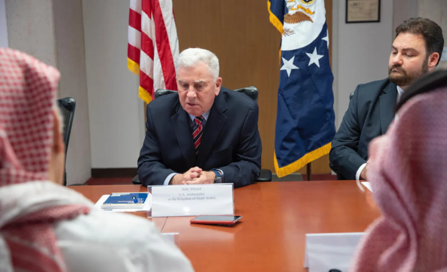 جون أبي زيد السفير الأميركي لدى السعودية خلال لقائه بعض وسائل الإعلام («الشرق الأوسط»)