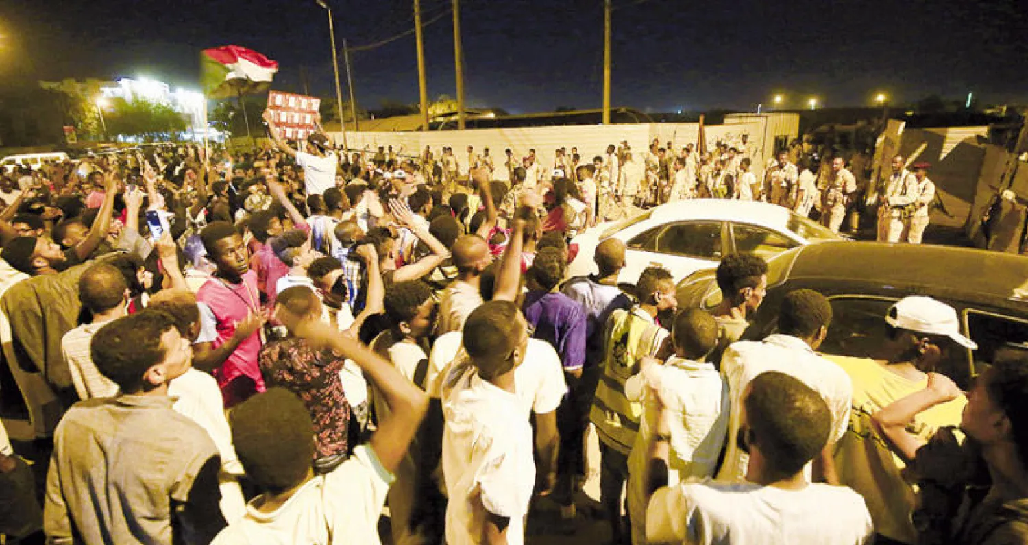 معتصمون تجمعوا أمام مقر وزارة الدفاع في الخرطوم بعد الهجوم الغامض أمس (أ.ف.ب)