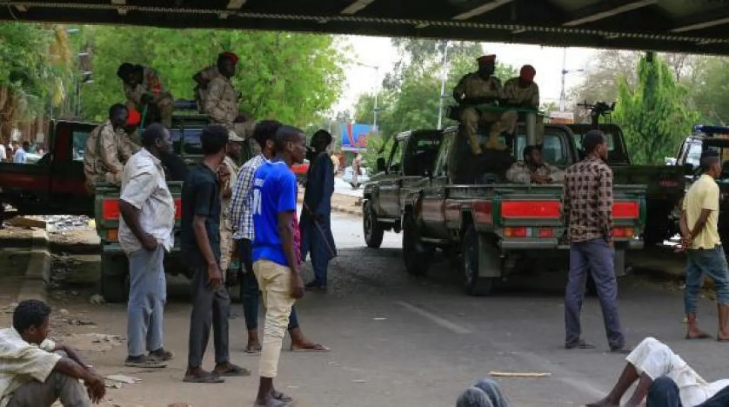 Sudan güvenlik kuvvetleri, Hartum'un merkezindeki bir protesto sırasında göstericiler tarafından kapatılan bir köprüde (AFP)
