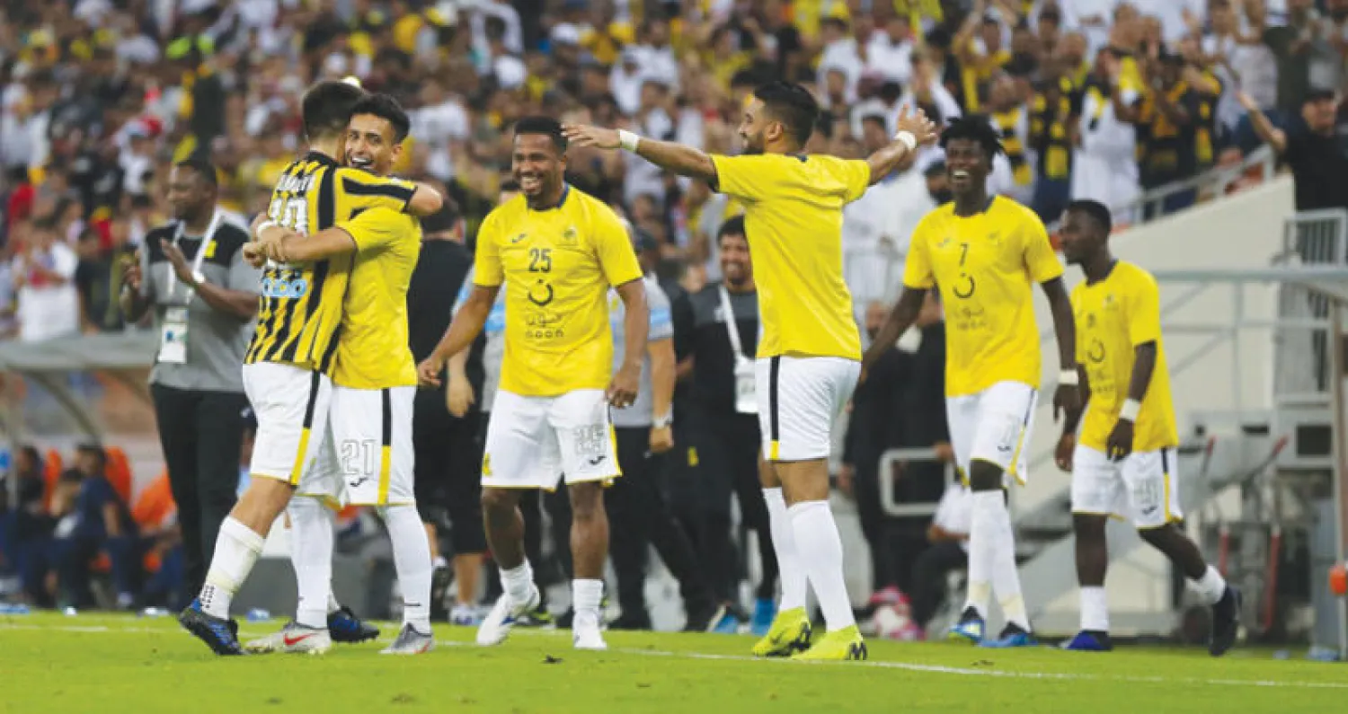 لاعبو الاتحاد يحتفلون بأحد أهدافهم في المباراة الأخيرة أمام الفتح (تصوير: محمد المانع)