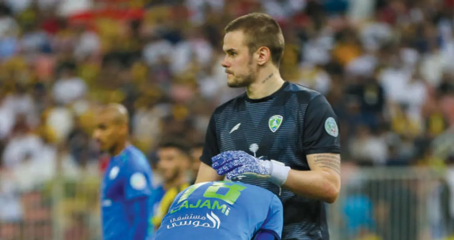 لاعبو الفتح يواسي بعضهم بعضاً بعد الخسارة الكبيرة أمام الاتفاق (تصوير: محمد المانع)