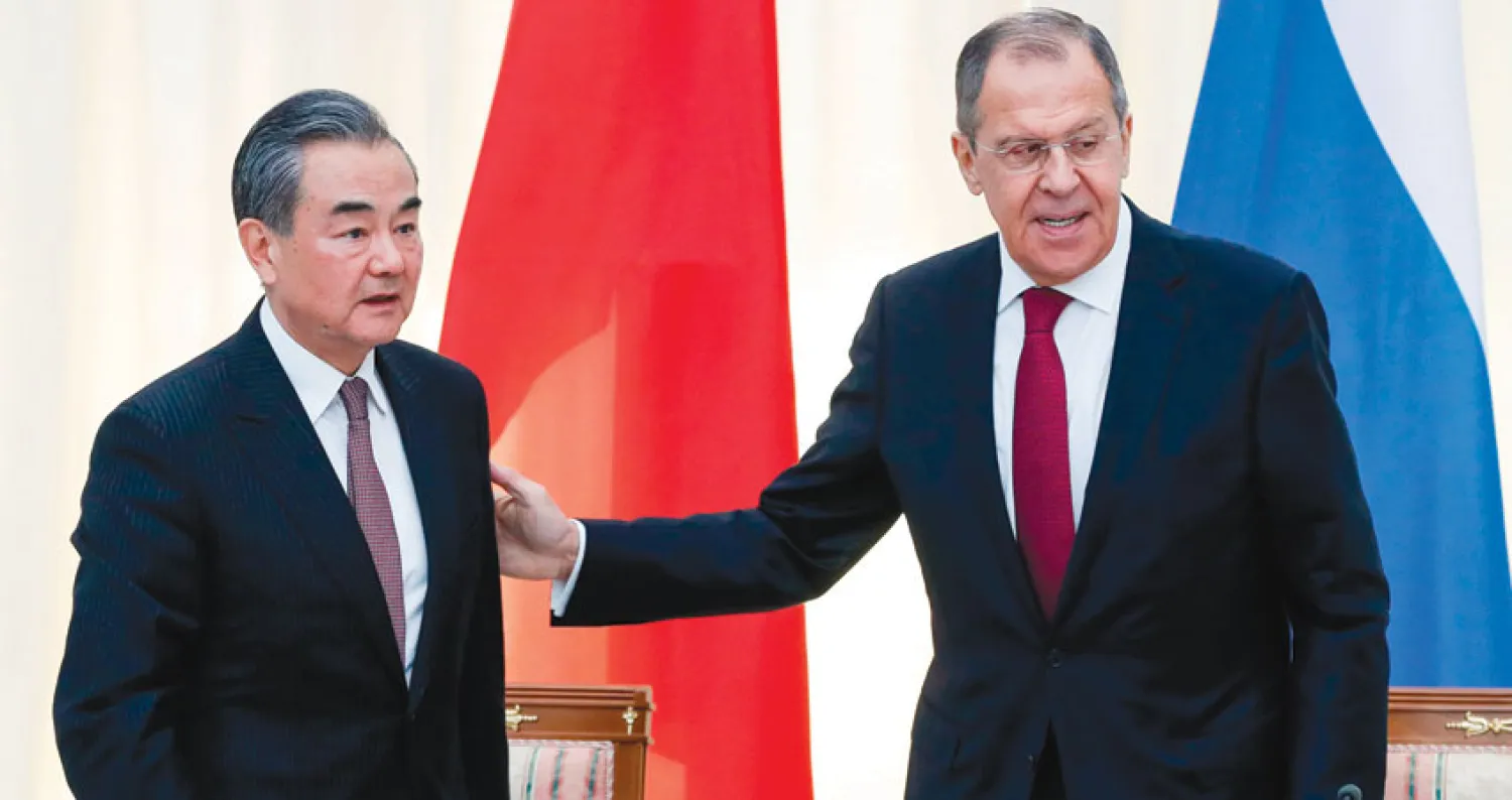 وزير الخارجية الروسي سيرجي لافروف ونظيره الصيني وانغ يي في مؤتمر صحافي بسوتشي أمس (أ.ف.ب)