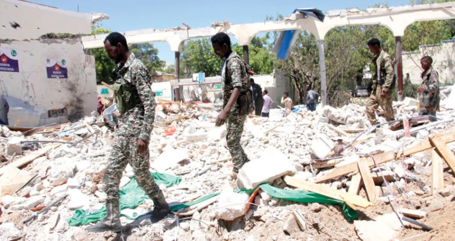 معاينة آثار التفجير الانتحاري بسيارة مفخخة وسط العاصمة مقديشو أمس (أ.ب)