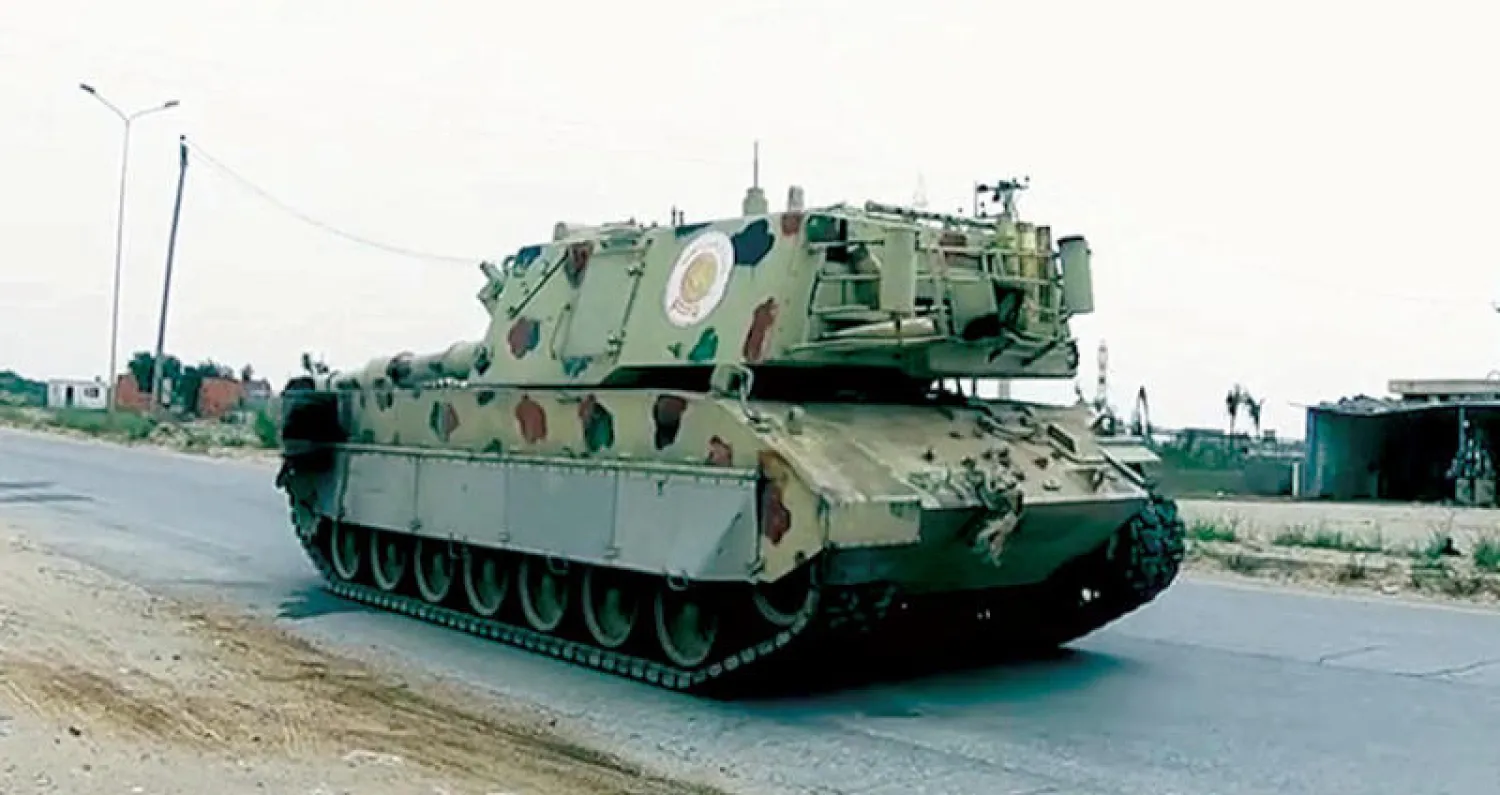 صورة بثها موقع الجيش الليبي على «فيسبوك» لدبابة تابعة لقواته داخل طرابلس (أ.ف.ب)