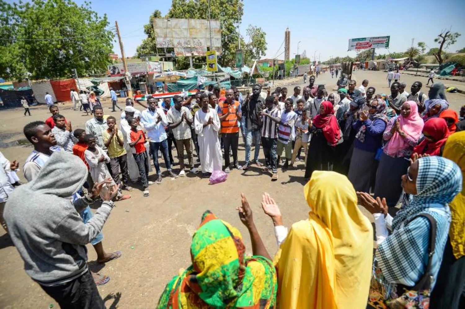 متظاهرون قرب مقر قيادة الجيش في الخرطوم (أ. ف. ب)