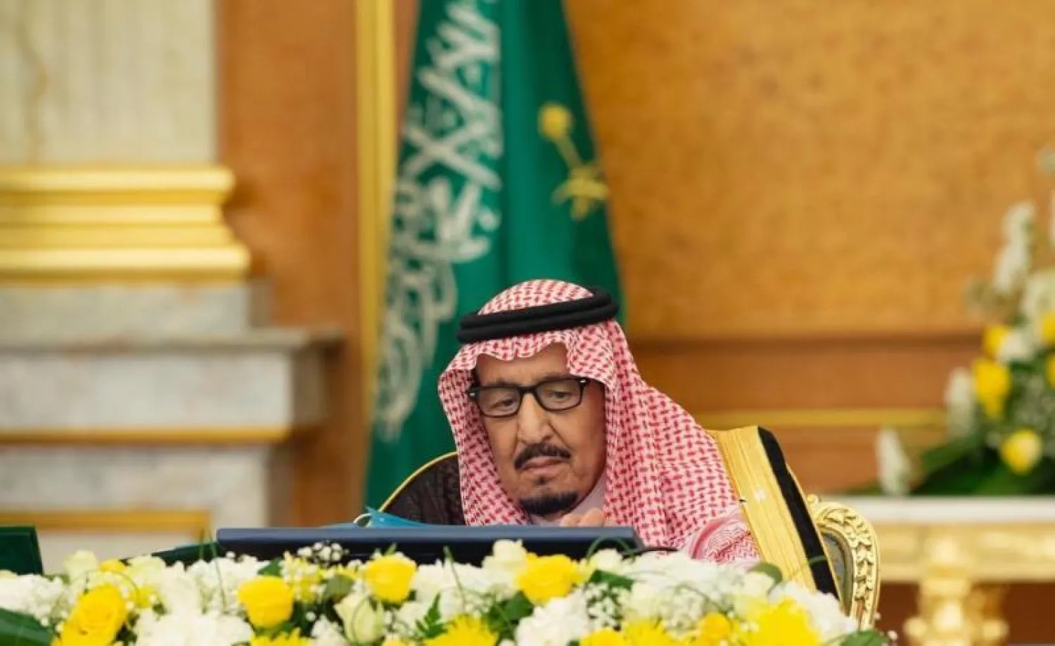 خادم الحرمين الشريفين الملك سلمان بن عبد العزيز لدى ترؤسه جلسة مجلس الوزراء في قصر السلام بجدة (واس)