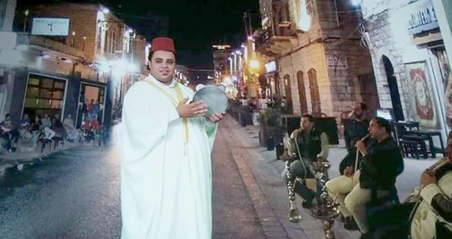 محمد غزاوي مسحراتي شاب يجول في ضواحي مدينة صيدا الجنوبية