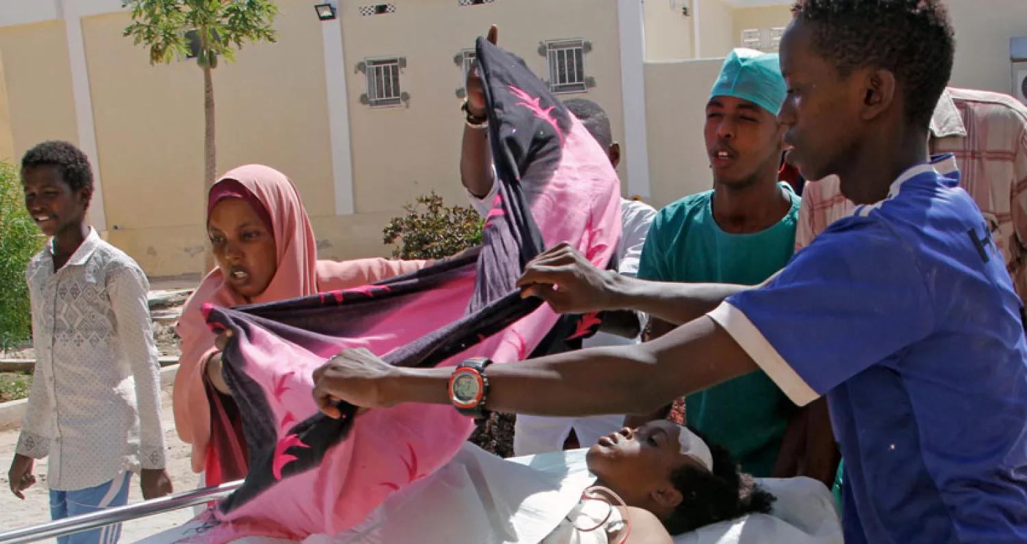 ينقلون جريحة أصيبت في انفجار مقديشو (أ. ب)