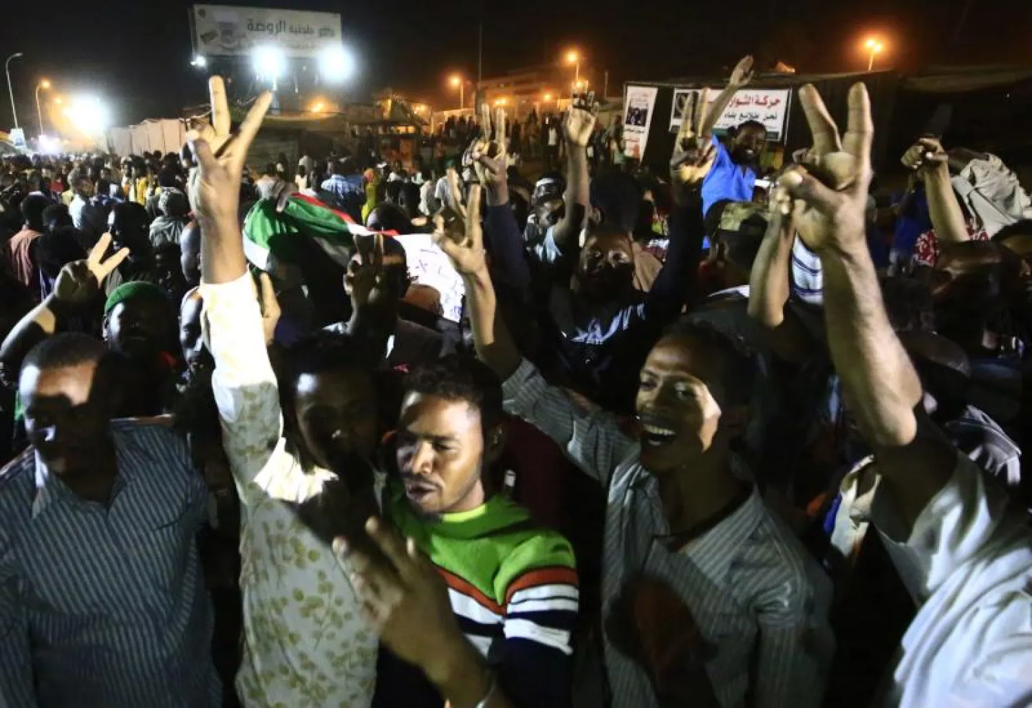 متظاهرون يحتفلون في الخرطوم ليل أمس (أ. ف. ب)