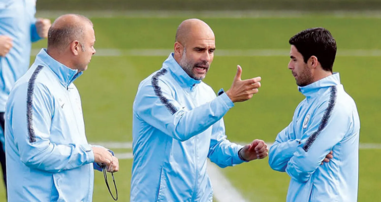 غوارديولا مدرب مانشستر سيتي يناقش خططه التكتيكية مع مساعديه