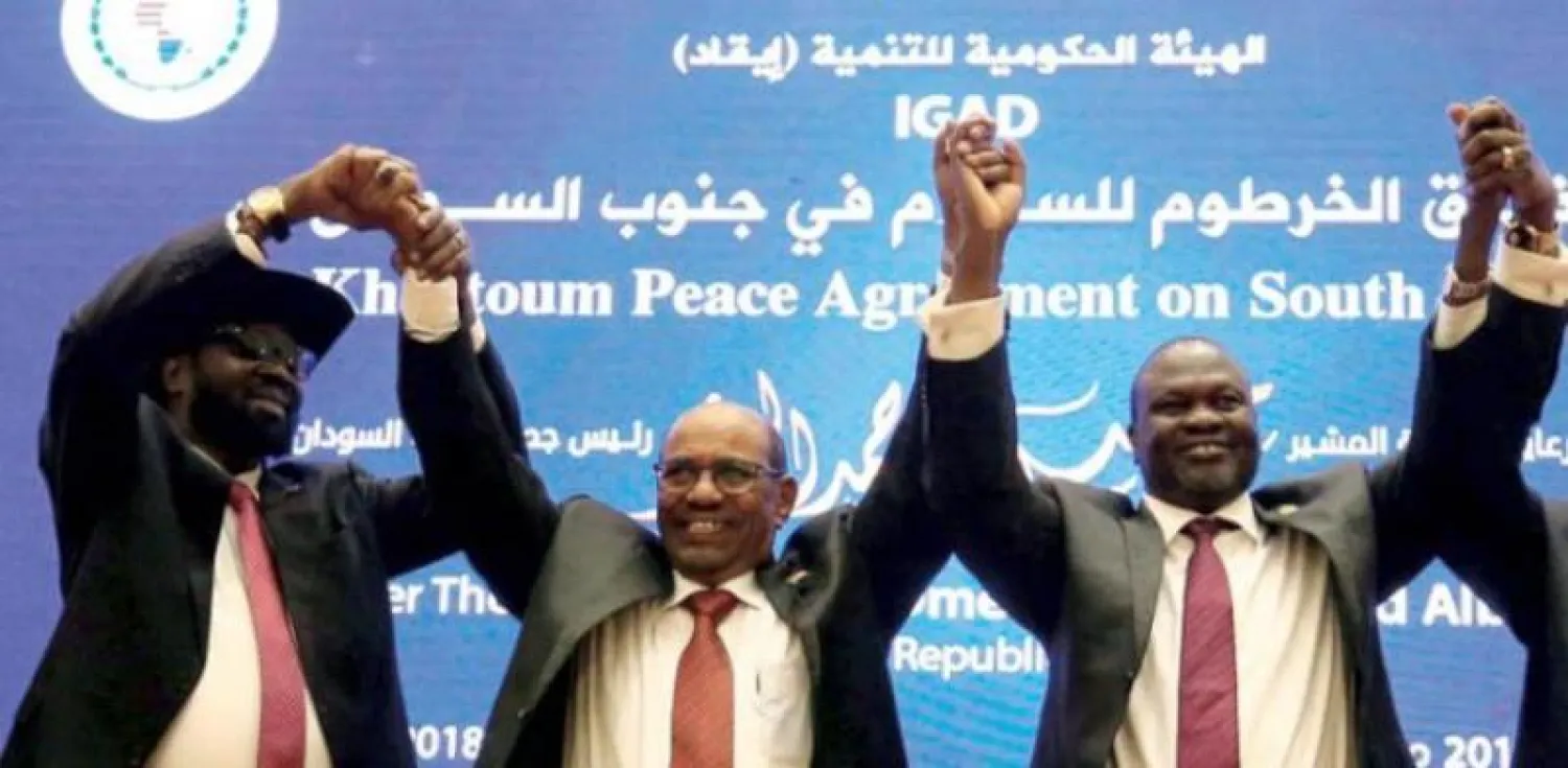 عمر البشير يتوسط سلفا كير(يسار) وخصمه رياك مشار في الخرطوم (رويترز)