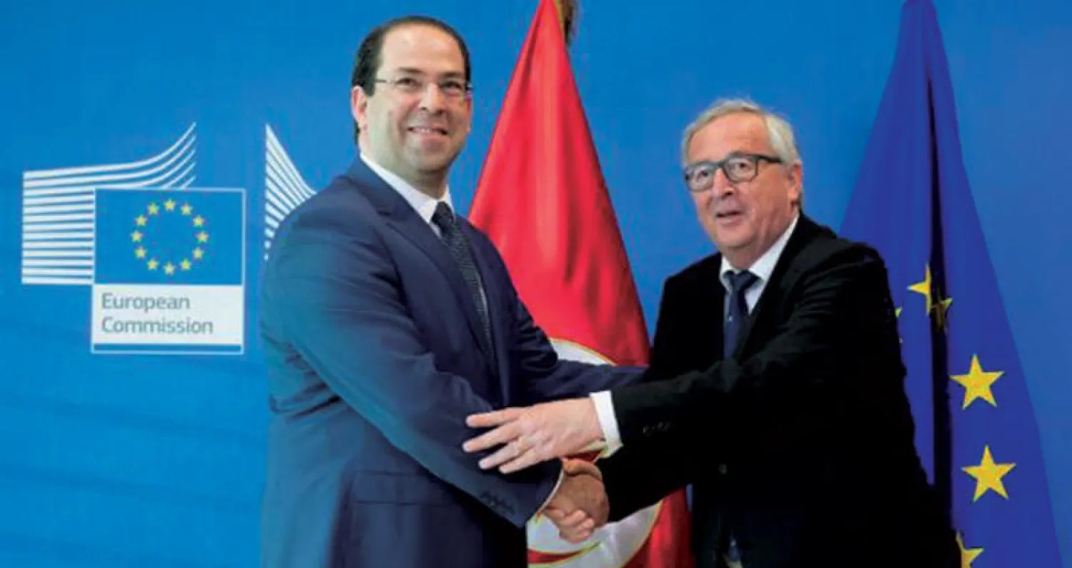 رئيس الوزراء التونسي يوسف الشاهد مع رئيس المفوضية الأوروبية جان كلود يونكر في بروكسل العام الماضي