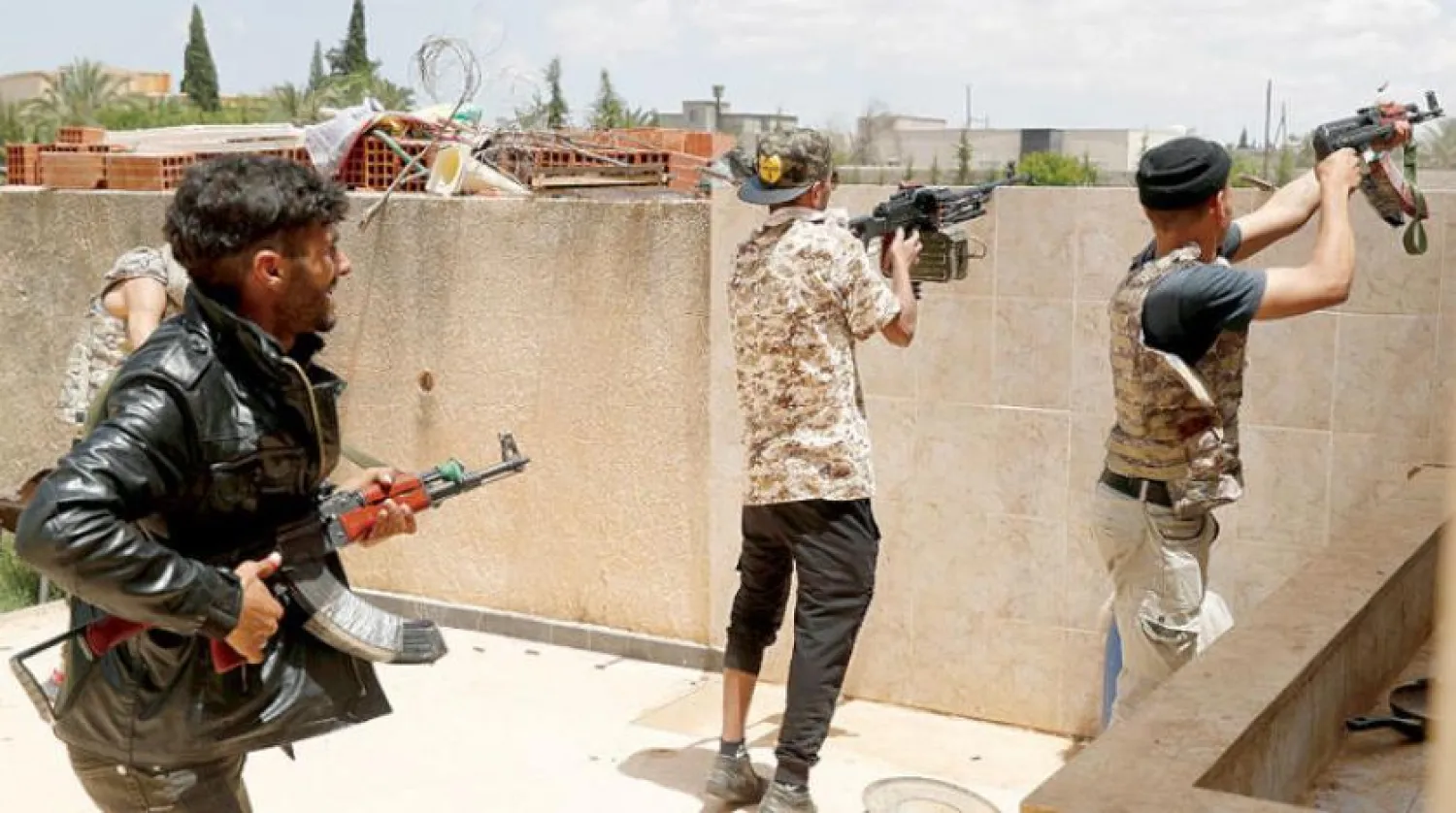 Trablus’un güney bölgelerinde Libya Ulusal Ordu kuvvetleri ve Serrac hükümetine bağlı güçler arasında yaşanan çatışmalardan bir görüntü (Reuters)