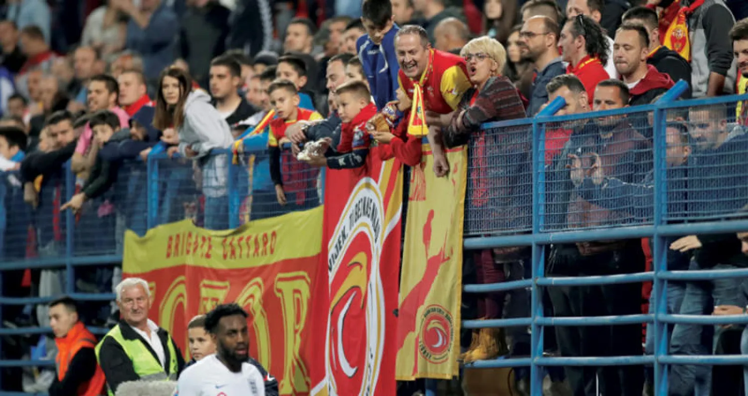 جماهير  مونتينغرو تسب داني روز مدافع إنجلترا خلال مباراة بالتصفيات الأوروبية (رويترز)