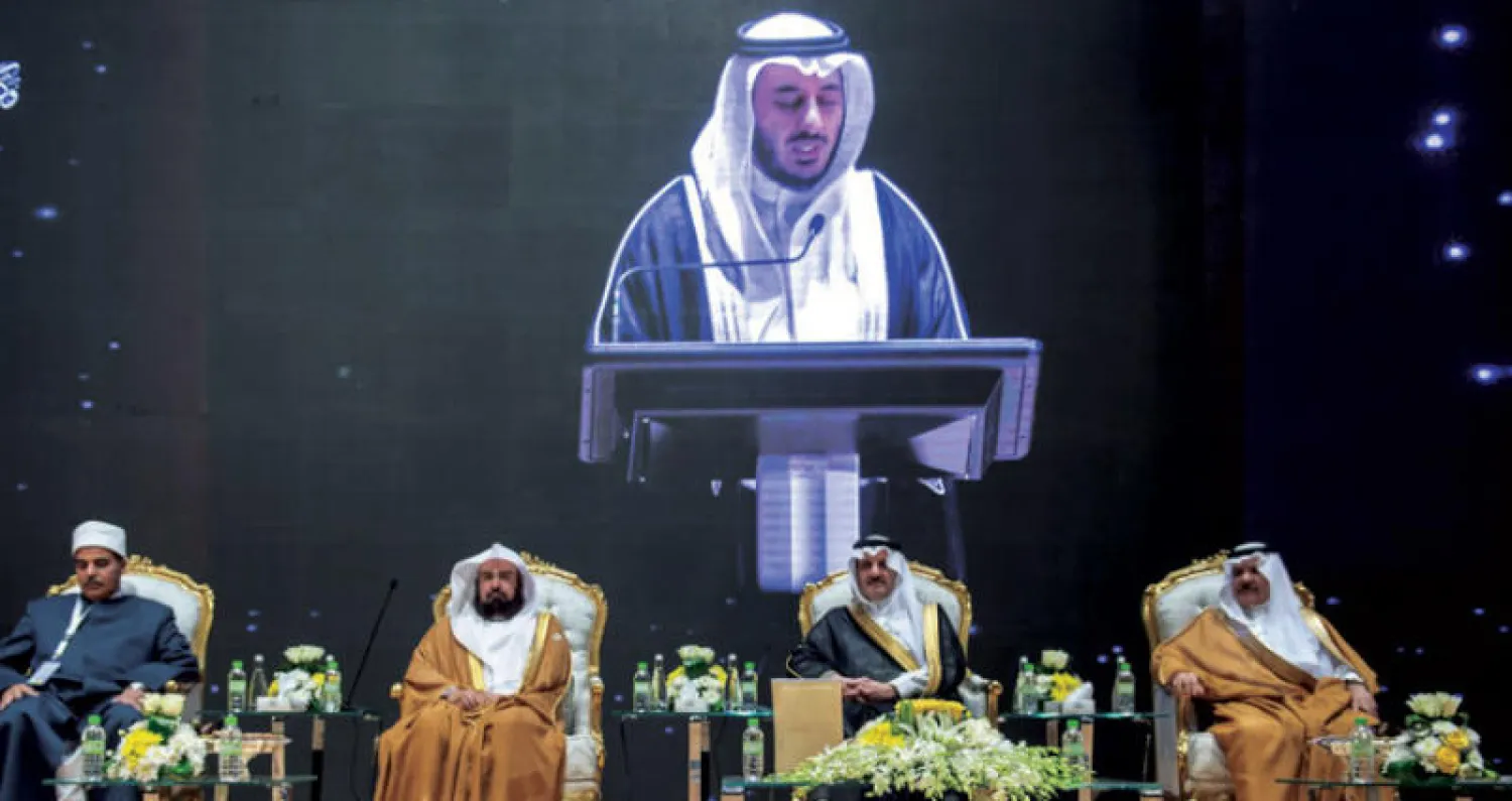 الأمير سعود بن نايف وإلى جانبه الشيخ عبد الرحمن السديس خلال الندوة (واس)