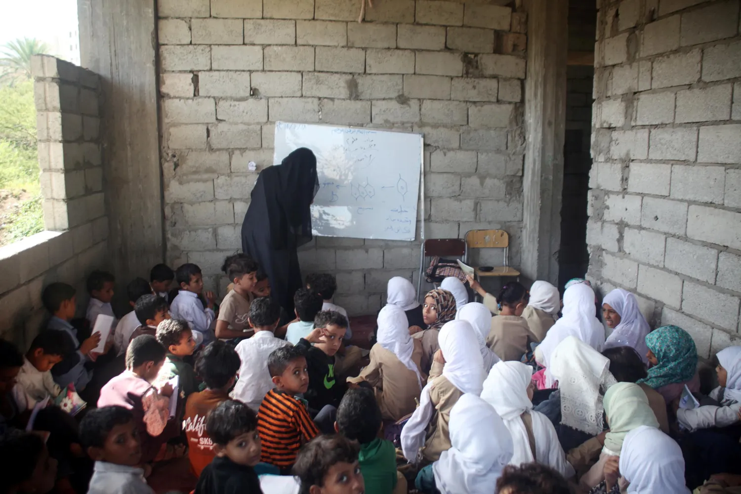 Students attend class at a teacher's house in Taiz, Yemen - 2018. Reuters 