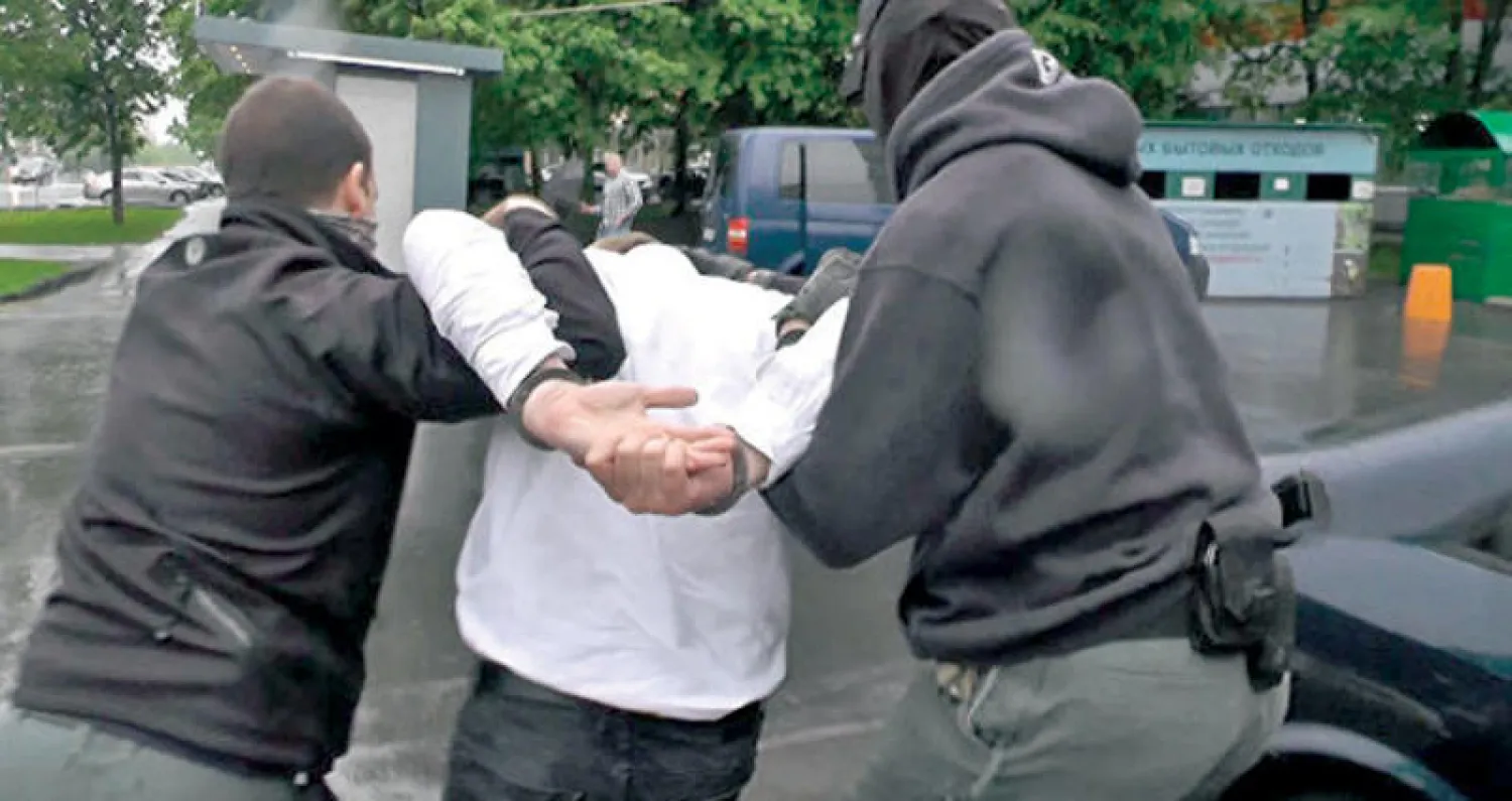 عناصر الأمن لدى اعتقالهم المتهم غوييف في موسكو (هيئة الأمن الفيدرالي الروسي)