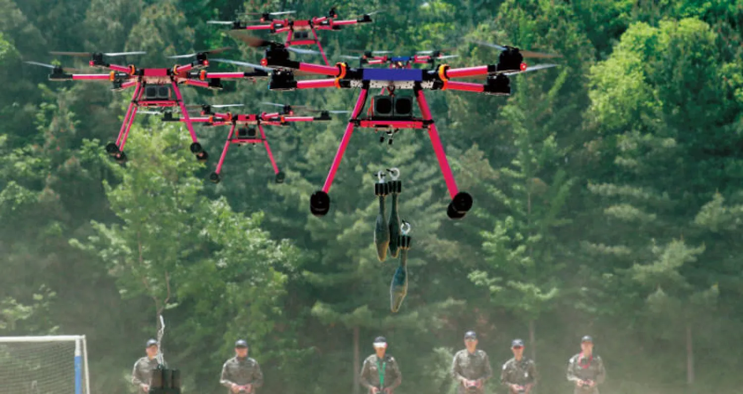 جنود يشرحون طريقة شن هجمات بالقنابل من خلال طائرات مسيّرة في مدرسة استخبارات الجيش الكوري الجنوبي في إيشيون الواقعة على بعد 80 كلم شرق سيول أول من أمس (إ.ب.أ)