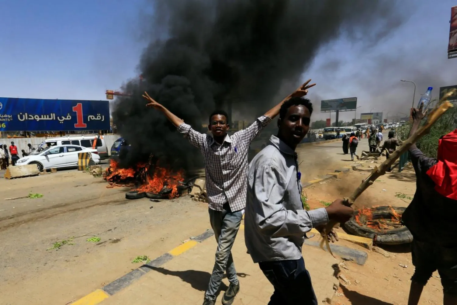13 Mayıs'ta başkent Hartum'da lastik yakan Sudanlı protestocular (Reuters)