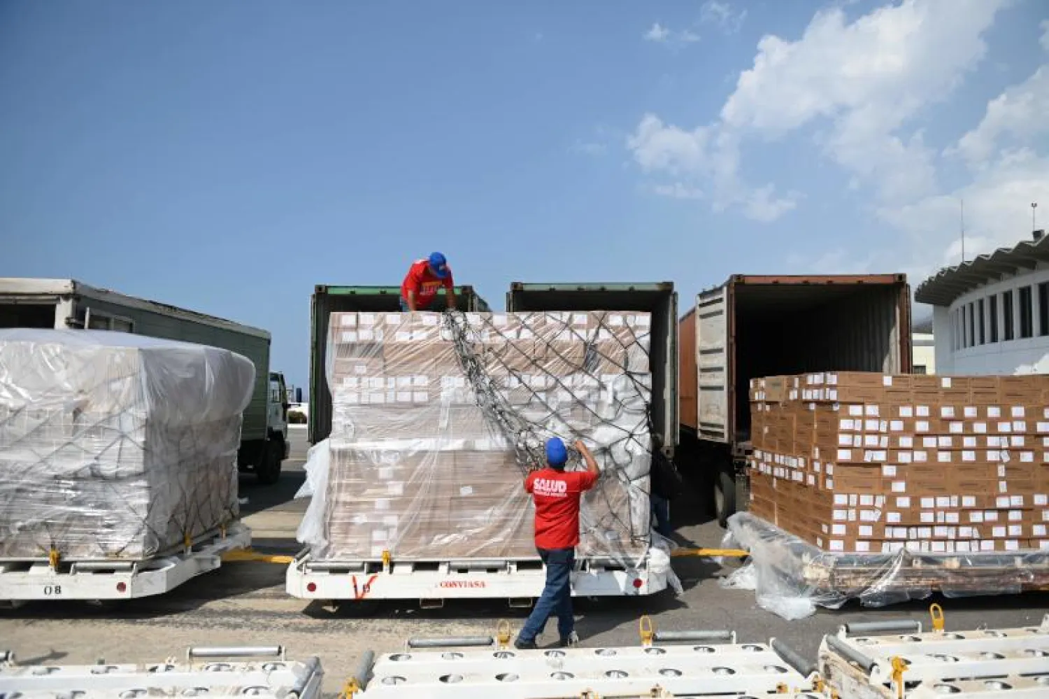 تجهيز المساعدات الصينية لنقلها من مطار سيمون بوليفار في كراكاس (أ. ف. ب)