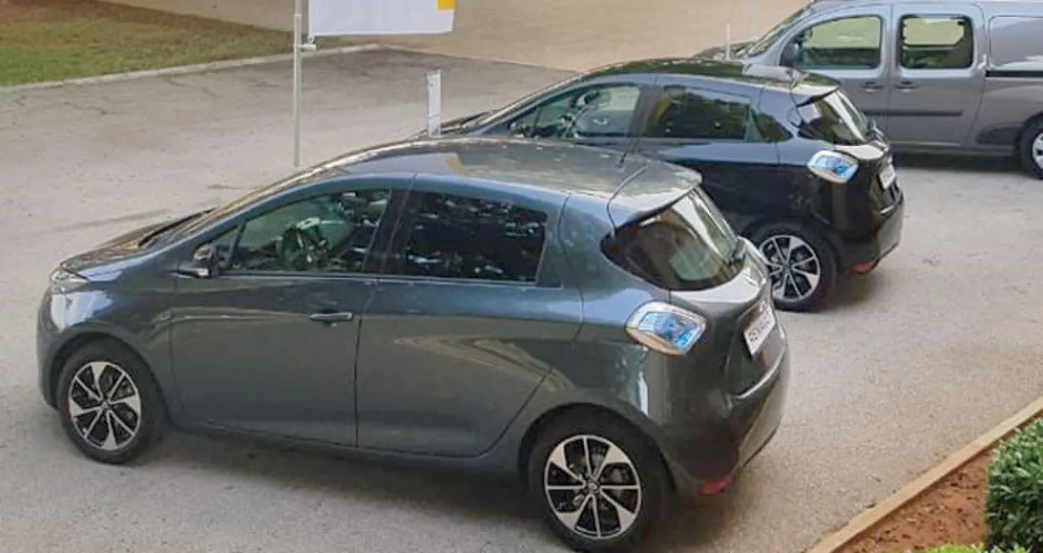 السيارات الكهربائية في باحة «قصر الصنوبر»