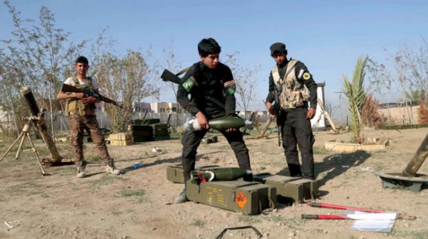 İran’a bağlı Iraklı milisler, 2015’te Bağdat’ın kuzeyindeki Tikrit’te DEAŞ’a karşı savaşırken. (AP)