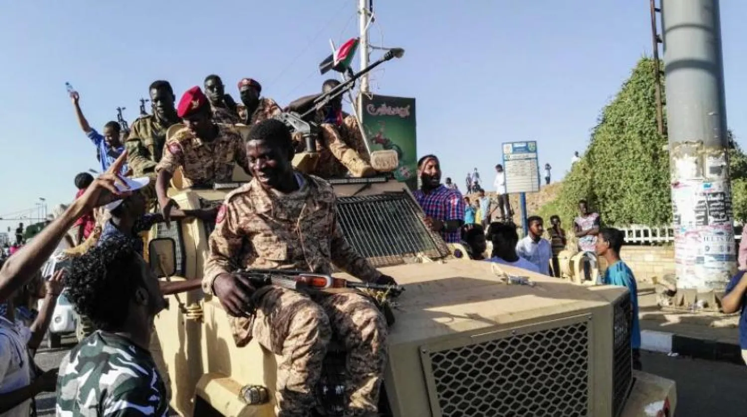 Hartum'da Sudan ordusunun aracı üzerindeki askerler (AFP)