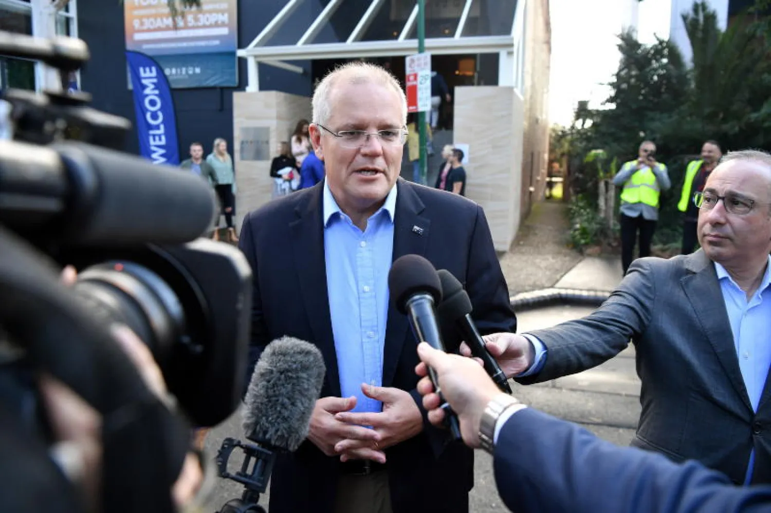 رئيس الوزراء الأسترالي سكوت موريسون يتحدث إلى الصحافيين بعد الفوز في الانتخابات (إ.ب.أ)