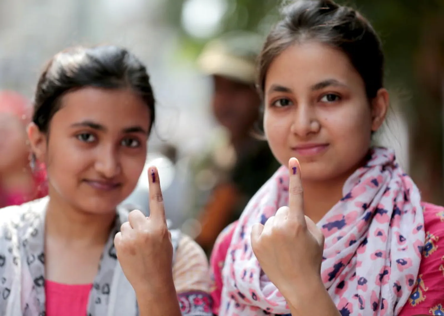 ناخبات يشاركن في الانتخابات العامة بالهند (إ.ب.أ)