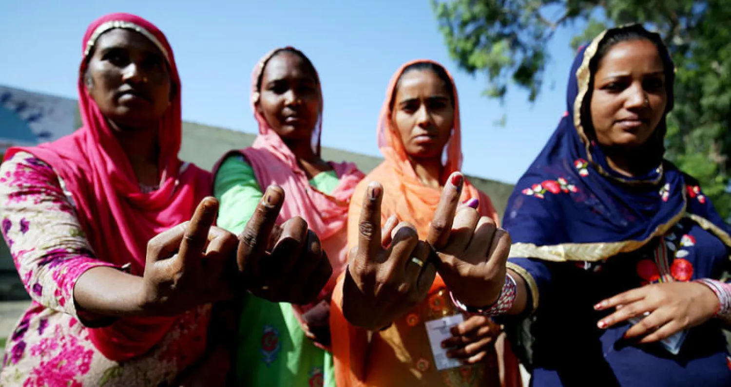 ناخبات هنديات أدلين بأصواتهن في أمريستار أمس (إ.ب.أ)