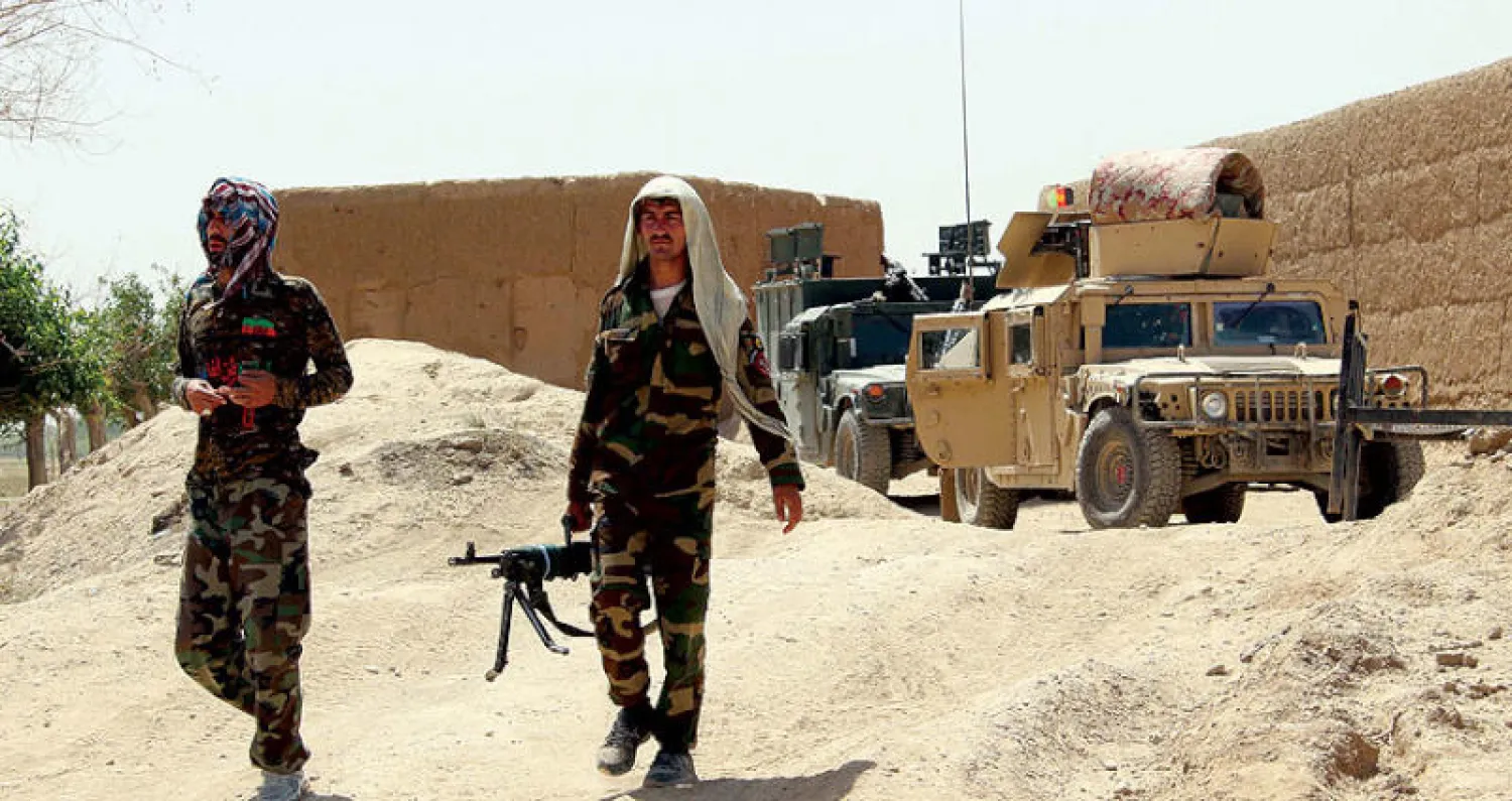 قوات أفغانية في نقطة مراقبة وتفتيش بولاية هلمند أول من أمس (إ.ب.أ)