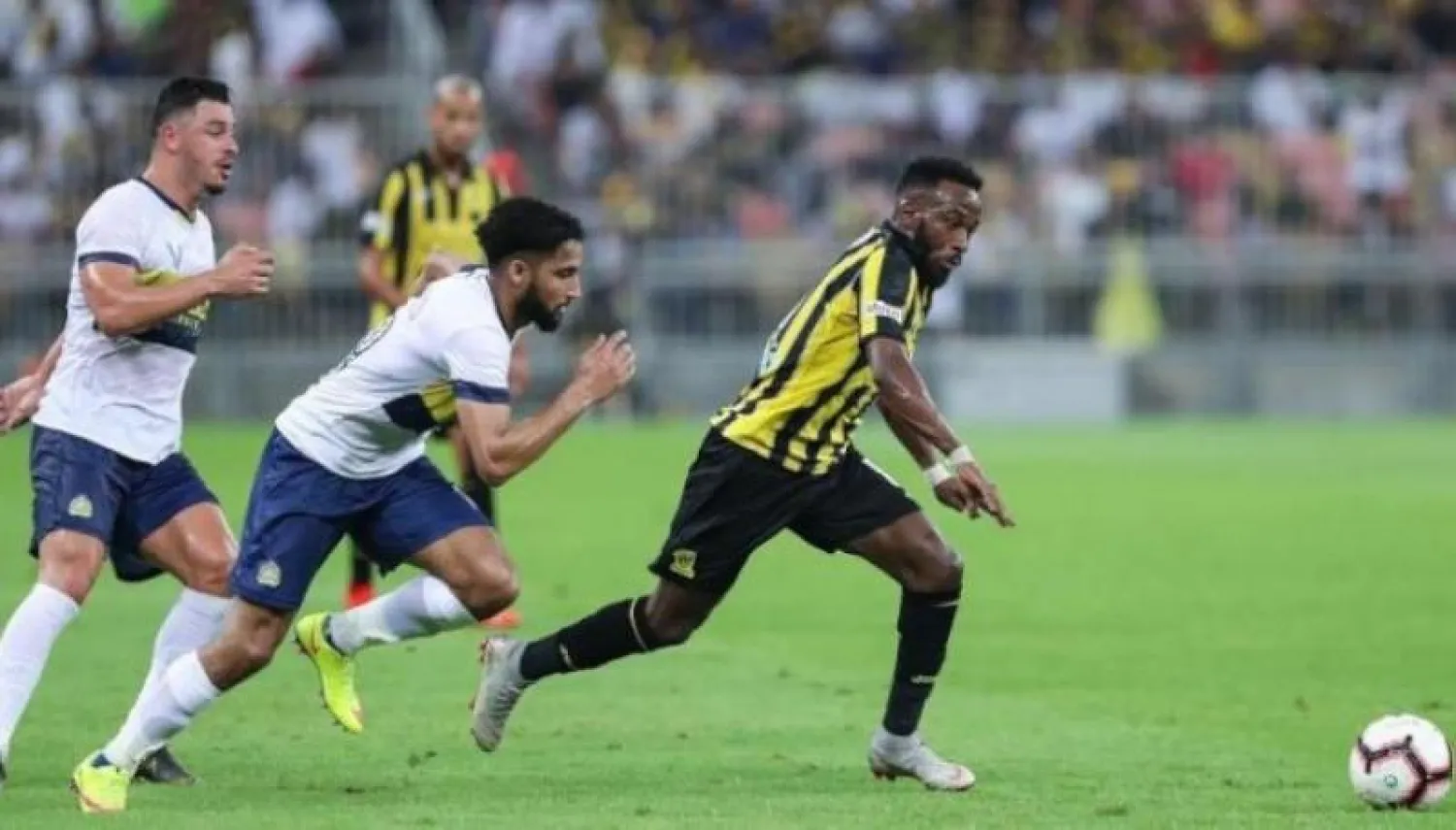 لاعب الاتحاد فهد المولد خلال مباراة فريقه الدورية أمام النصر (الشرق الأوسط)