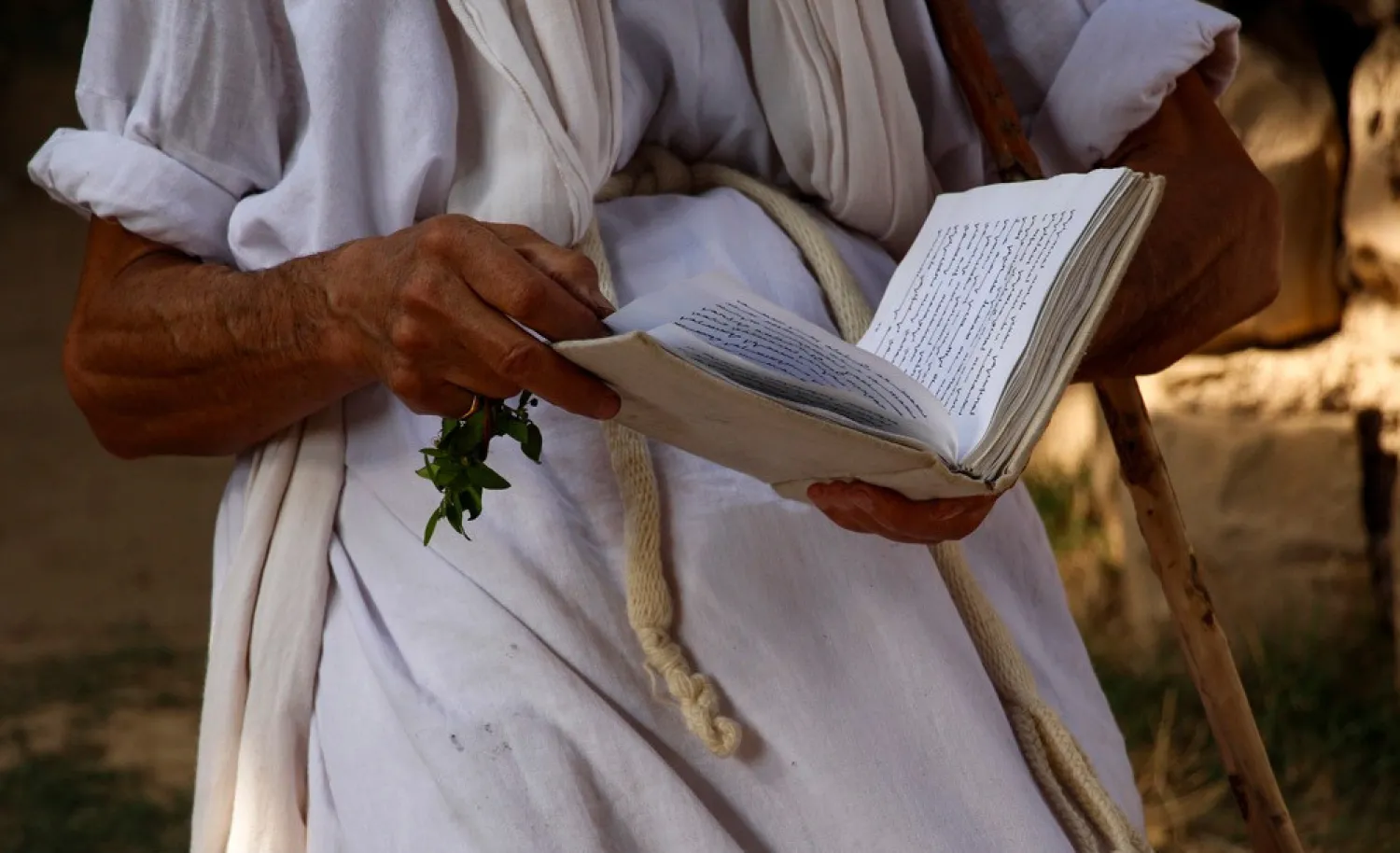 «گنزا ربّا» یا (گنج عظیم) کتاب مقدس آنهاست و نام مندائیان در کتابهای دینی مختلف از جمله سه بار در قرآن آمدهاست.