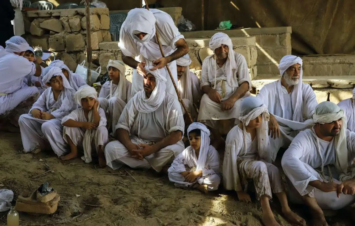 صابئین مندائی هیچ عضو جدیدی نمیپذیرند. آنها ازدواج میکنند اما طلاق نمیگیرند. کارشان بیشتر حکاکی ظروف طلا و نقره بوده و امروزه نیز بسیاری در کنار اشتغال در صنایع دستی به زرگری مشغولند.