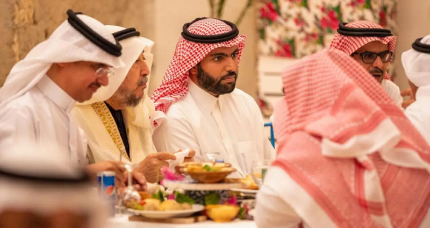 الأمير بدر بن فرحان خلال لقائه بالمثقفين السعوديين في جدة أمس (واس)