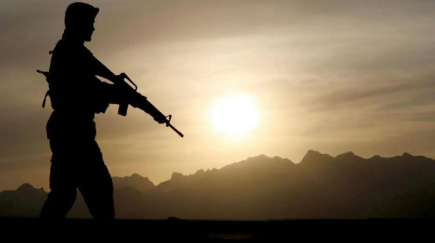 Herat’ta bir askeri akademi önünde tetikte duran bir Afgan asker (AFP)
