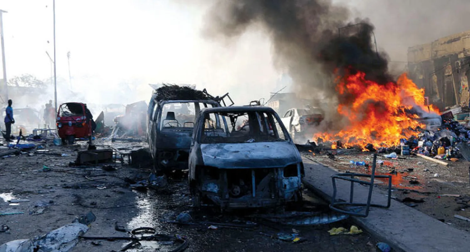 آثار الهجوم الإرهابي الذي تبنته «الشباب» وسط مقديشو (رويترز)