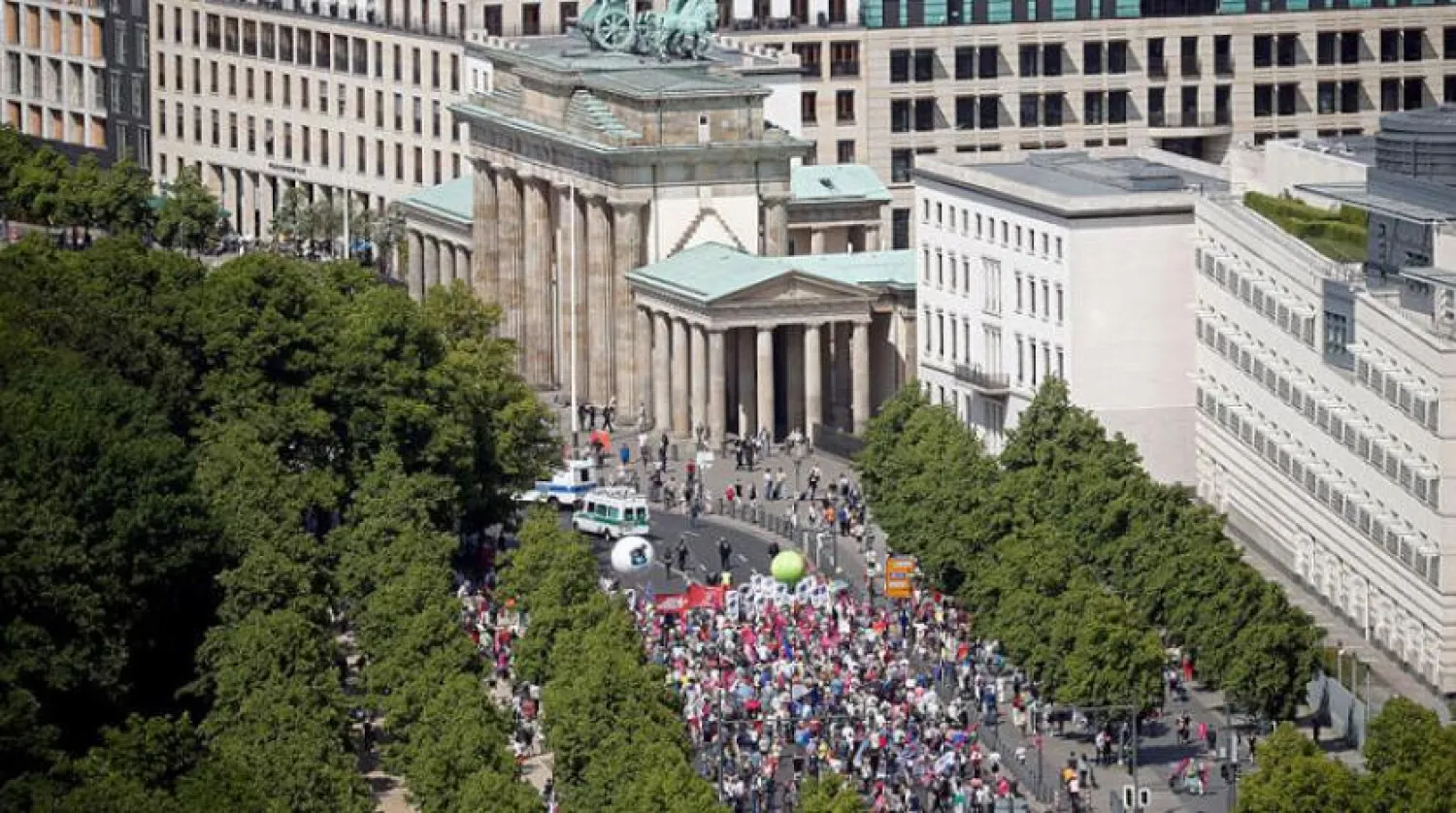 Pazar günü Berlin’de yapılan AB’nin desteklendiği gösterilere katılan Almanlar (Reuters)