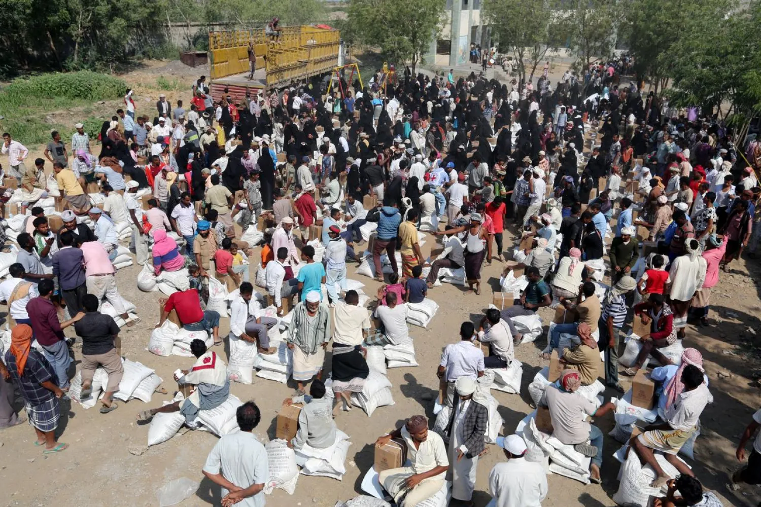 Internally displaced people gather to collect food aid from an ICRC aid distribution center in Bajil, Yemen, December 13, 2018. (Reuters)