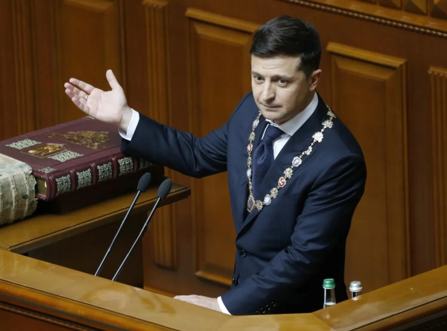 فولوديمير زيلينسكي بعد تنصيبه رئيساً لأوكرانيا (أ. ب)