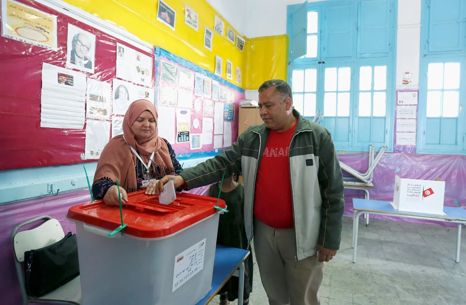 A policeman casts his vote during municipal vote in Tunis, Tunisia, April 29, 2018. (Reuters)