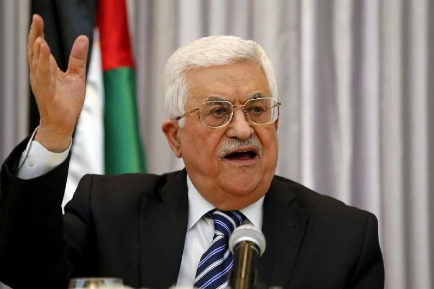 Palestinian President Mahmoud Abbas gestures as he delivers a speech in the West Bank city of Bethlehem January 6, 2016. REUTERS/Ammar Awad

 