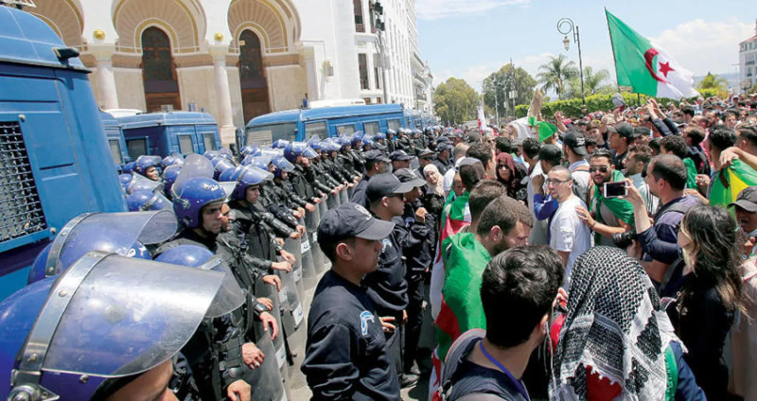 جانب من المواجهات بين قوات الأمن والمتظاهرين التي شهدتها في الجزائر أمس (رويترز)