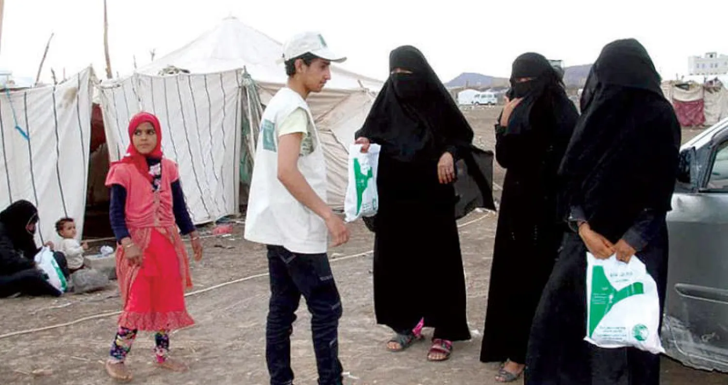 يواصل مركز الملك سلمان للإغاثة لليوم الخامس عشر على التوالي توزيع الغذاء ووجبات الإفطار (واس)